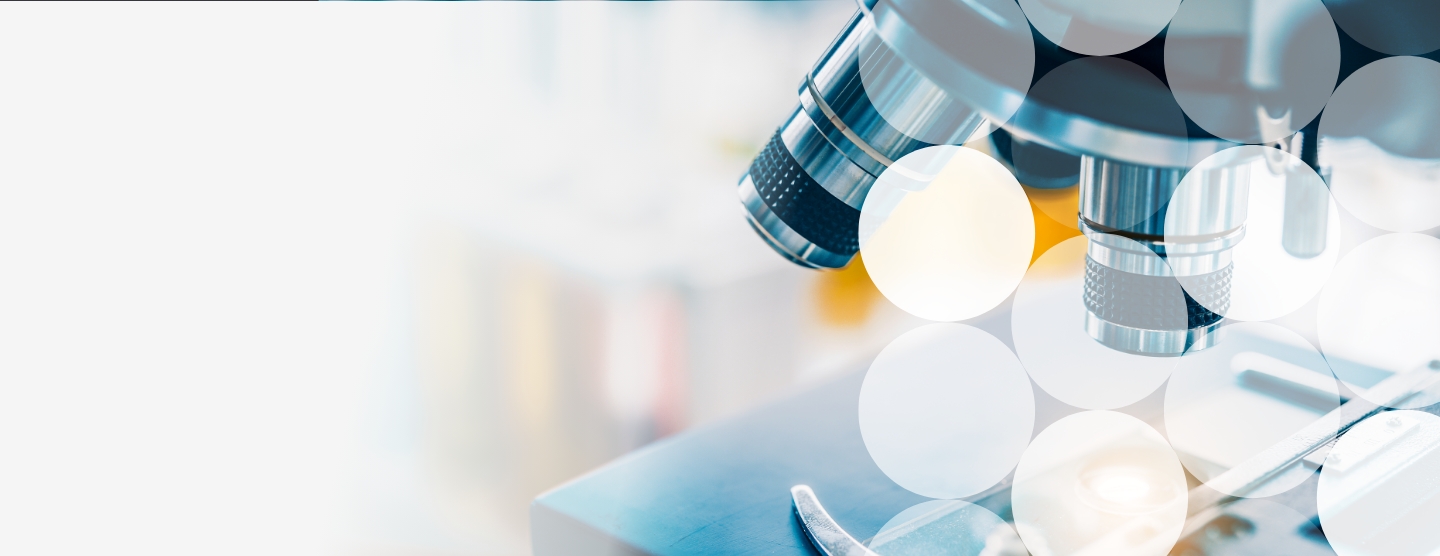 Primer plano de un microscopio con una superposición abstracta de círculos blancos en un laboratorio